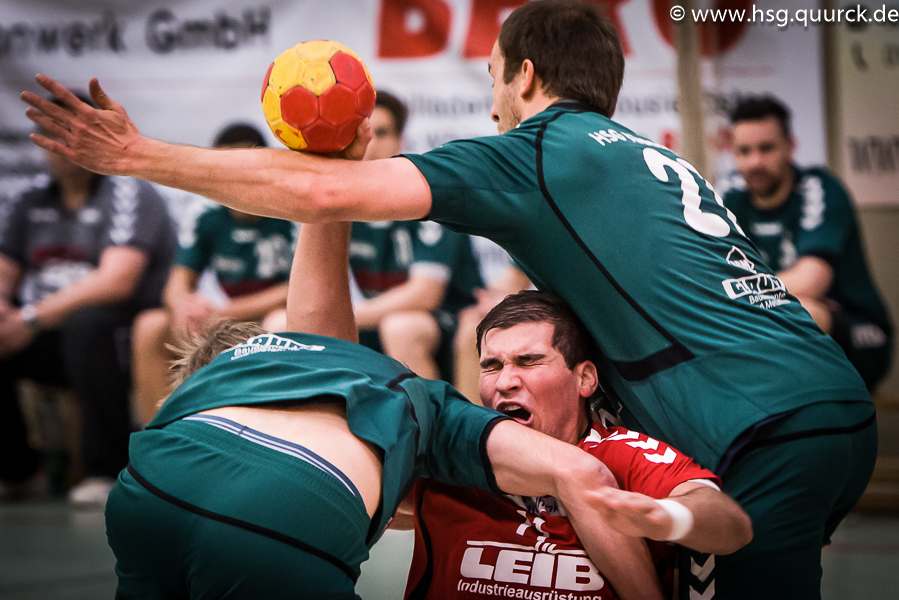 Handballer von zwei Abweherspielern eingeklemmt. Aua!