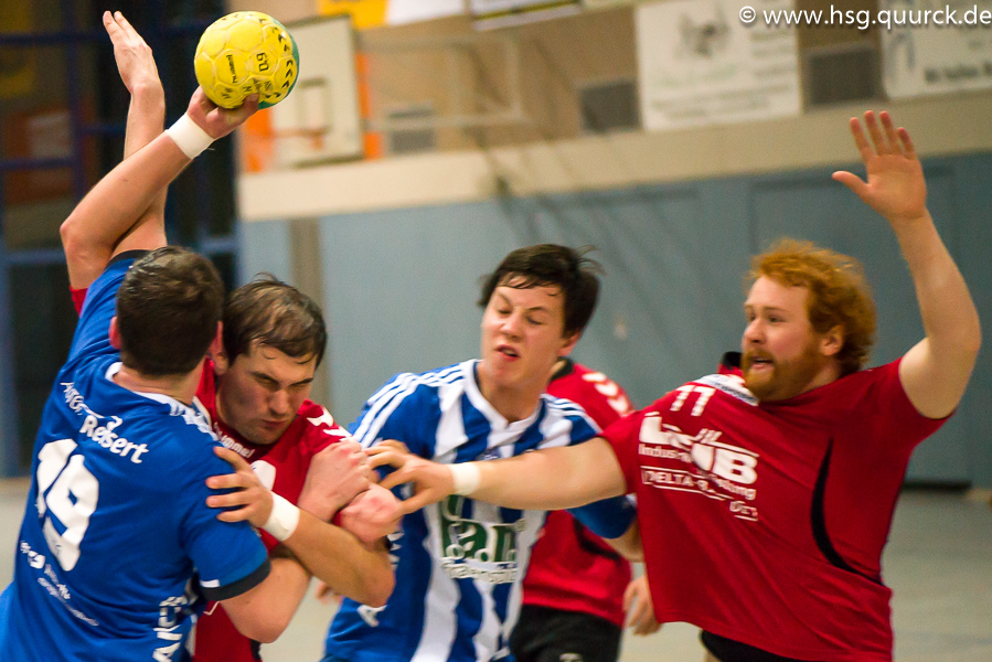 Handballspieler versucht Überzieher am Kreis