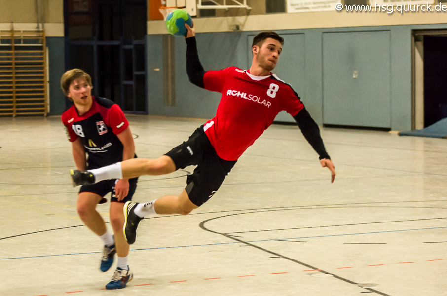 Fliegender Handballer beim Torwurf